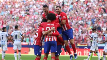 Atletico Madrid's players celebrate their second goal during the Spanish league football match between Club Atletico de Madrid and Real Sociedad at the Wanda Metropolitano stadium in Madrid on October 8, 2023. (Photo by Pierre-Philippe MARCOU / AFP)