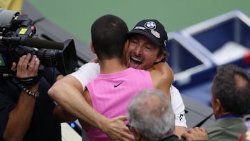 Juan Carlos Ferrero abraza a Carlos Alcaraz después de que el murciano ganara la final del US Open.