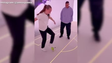 Esto mientras una chica muestra sus habilidades al delantero.