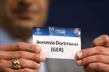 El embajador de la final en Lisboa, el ex internacional portugués Luis Figo sostiene la tarjeta con el nombre del club de fútbol Alemán Borussia Dortmund durante el sorteo de los cuartos de final de la Liga de Campeones de la UEFA en la sede de la UEFA en Nyon.