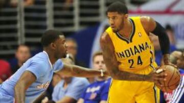 Paul George controla el balón ante Reggie Bullock.