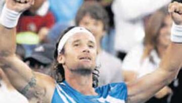 <b>GRACIAS. </b>Carlos Moyá agradece al público su apoyo.