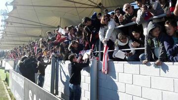 Los jugadores del Atlético se quedaron firmando autógrafos.
