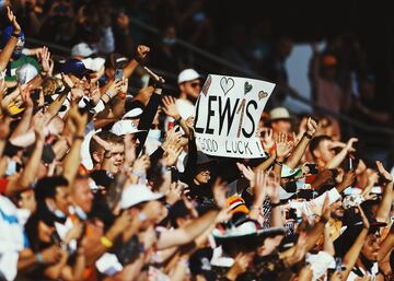 Seguidores de Lewis Hamilton en el circuito de Yas Marina. 