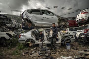 Trabajadores palestinos desmantelan autos viejos para obtener piezas reutilizables y chatarra en un patio afuera del campo de refugiados de Balata el 7 de marzo, Cisjordania. La guerra de Israel contra Hams en Gaza tambin repercuti en Cisjordania, perjudicando la economa del territorio y perturbando su seguridad.   