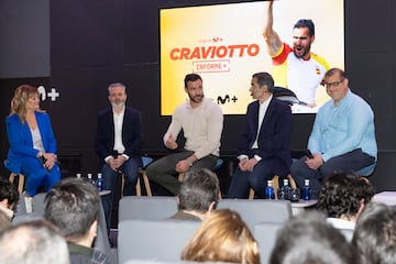 Sal Craviotto, con Mnica Marchante y los responsables del Informe+ sobre su carrera. 