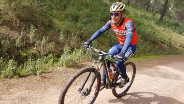 Purito Rodríguez rueda en una bicicleta MTB durante la Andalucía Bike Race de 2017.