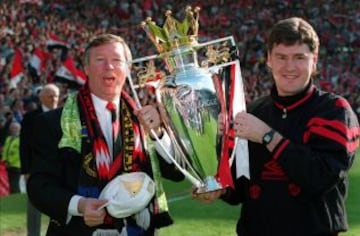 8 MAY 1994 Alex Ferguson, y Bryan KIDD con el Trofeo de la Premier League después de su empate 0-0 con Coventry City en el estadio Old Trafford.