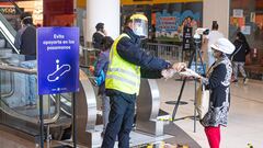 A worker gives gel alcohol to a customer inside a shopping mall in Lima on June 22, 2020, during the COVID-19 coronavirus pandemic. - Peru began the reopening of the shopping malls on Monday, when the country celebrates 99 days of confinement and the confirmed cases of COVID-19 almost reach 255,000, in an attempt to accelerate the reactivation of the economy, which fell 40% year-on-year in April. (Photo by ERNESTO BENAVIDES / AFP)