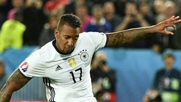 Jerome Boateng lanza un penalti con Alemania durante la tanda en la que su selecci&oacute;n derrot&oacute; a Italia en cuartos de final de la Eurocopa 2016.