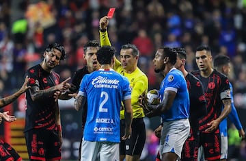 MEX6179. TIJUANA (MÉXICO), 27/11/2024.- El árbitro central Fernando Hernández muestra una tarjeta roja a Jorge Sánchez (c) de Cruz Azul este miércoles, durante el partido de ida de los cuartos de final del torneo Apertura 2024 de la Liga MX entre Tijuana y Cruz Azul, en el estadio Caliente en Tijuana, Baja California (México). EFE/ Alejandro Zepeda