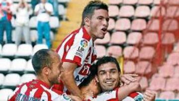 <b>EUFORIA. </b>Los jugadores del Sporting celebran uno de los goles que les ha colocado terceros.