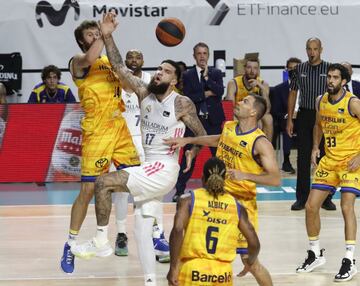 Vincent Poirier pelea un balón entre Shurna y Stevic.