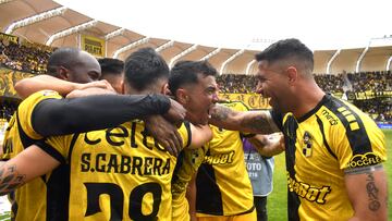 Futbol, Coquimbo Unido vs Colo Colo.
Fecha 24, Liga primera 2025.
El jugador de Coquimbo Unido Bruno Cabrera, centro, celebra tras marcar un gol contra Colo Colo durante el partido de primera division disputado en el estadio Francisco Sanchez Rumoroso de Coquimbo, Chile.
19/10/2025
Alejandro Pizarro Ubilla/Photosport
Football, Coquimbo Unido vs Colo Colo.
Date 24, First League 2025.
Coquimbo Unido’s player Bruno Cabrera, center, celebrates after scoring a goal against Colo Colo during the first division match played at the Francisco Sanchez Rumoroso stadium in Coquimbo, Chile.
19/10/2025
Alejandro Pizarro Ubilla/Photosport