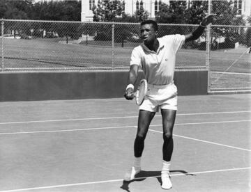 Arthur Ashe fue un destacado tenista afroamericano en la década de los 60 y los 70. Pero sobre todo fue un símbolo de la lucha contra el racismo y un icono de la causa del sida. Combatió frente a las políticas del Apartheid en Sudáfrica y tuvo una gran conciencia social: "No quiero ser recordado por mis logros tenísticos, eso no es ninguna contribución para la sociedad. Eso fue puramente egoísta, sólo para mí".