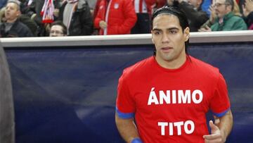 Los jugadores del Atlético lucen una camiseta de apoyo a Tito