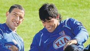 <b>CICERONE. </b>Maxi es el padrino deportivo de Sergio Agüero. Esta imagen del entrenamiento de ayer demuestra la sintonía entre los dos.