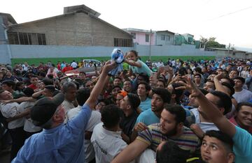 Ambos fueron los protagonistas de un partido organizado por ESPN en El Salvador para celebrar el 60 aniversario del excadista Mágico. Se midieron en el Mundial de España de 1982 en Alicante.