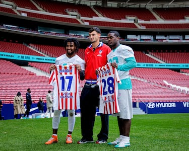 El defensor Atlético, Marc Pubill, posa con los jugadores de Miami Dolpins, Jaylen Waddle y De’Von Achane, wide reciver y running back respectivamente.