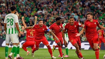 SEVILLA, 28/04/2024.- Los jugadores del Sevilla celebran el gol marcado por Kike Salas (d), durante el partido de Liga en Primera División que Real Betis y Sevilla FC disputan este domingo en el estadio Benito Villamarín. EFE/Raúl Caro