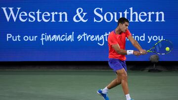 MASON, OHIO - AUGUST 19: Carlos Alcaraz of Spain plays a backhand during his match against Cameron Norrie of Great Britain on day seven of the Western & Southern Open at Lindner Family Tennis Center on August 19, 2022 in Mason, Ohio.   Dylan Buell/Getty Images/AFP
== FOR NEWSPAPERS, INTERNET, TELCOS & TELEVISION USE ONLY ==