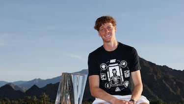 Jannik Sinner posa con el trofeo de campeón del Masters 1000 de Indian Wells tras batir a Daniil Medvedev.