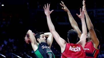 GRAF6365. ZARAGOZA, 25/11/2018.- El entrenador del Tecnyconta, Porfirio Fisac (i), observa a los jugadores Nico Laprovittola, del Joventud,y Alocen y Stan Okoye, del Tecnyconta Zaragoza en una jugada durante el partido de la décima jornada de liga que disputan en el pabellón de Zaragoza. EFE/Javier Belver