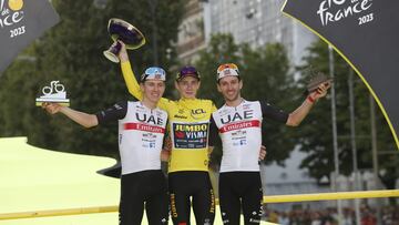 Jonas Vingegaard comparte el podio en París con Tadej Pogacar y Adam Yates, ambos del UAE Team. Es la segunda victoria consecutiva del danés en el Tour de Francia.