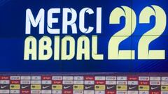 Eric Abidal anunció en una sala de prensa repleta y entre lágrimas que se va del Barcelona. Lo hizo en un acto en el que estuvo acompañado por toda la plantilla del Barcelona y en la que estuvo acompañado por Sandro Rosell y Andoni Zubizarreta.