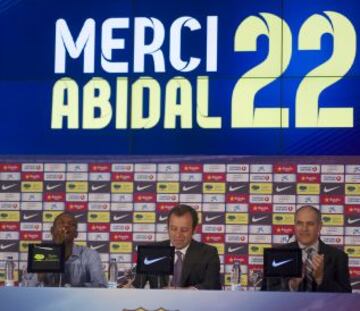 Eric Abidal anunció en una sala de prensa repleta y entre lágrimas que se va del Barcelona. Lo hizo en un acto en el que estuvo acompañado por toda la plantilla del Barcelona y en la que estuvo acompañado por Sandro Rosell y Andoni Zubizarreta.