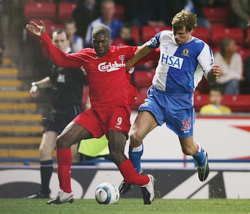 El francés tuvo varias lesiones graves a lo largo de su carrera. Cuando jugaba en el Liverpool, en un partido de la Copa de Inglaterra, se rompió la tibia en un encontronazo con Jay McEveley. Esta lesión le tuvo alejado de los terrenos de juego seis meses. Un año y medio después se volvió a fracturar la pierna derecha.