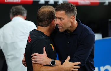 Saludo entre Xabi Alonso y Jagoba Arrasate antes del inicio del encuentro.