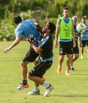 Antes de enfrentar a Colombia, Luis Suárez va al arco uruguayo