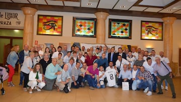 Los peñistas de Jódar posan para AS en la cena del 31 aniversario de esta peña del Real Madrid.