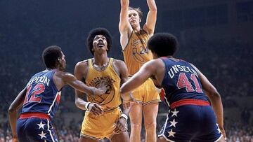 George Johnson y Jerry West, defendidos por Nick Weatherspoon y Wes Unseld.