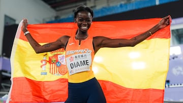 Fátima Diame, con la bandera española en Nankín (foto RFEA/Sportmedia).