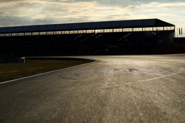 Atardecer tras la pista y la tribuna general de Silverstone.