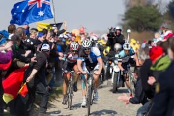 Fabian Cancellara, muy feliz tras cruzar la linea de meta en primera posici&oacute;n. El suizo se impuso al sprint y sum&oacute; su tercera victoria en Roubaix (tras 2006 y 2010).