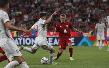 1-1. Gavi marca el primer gol de la selección española.