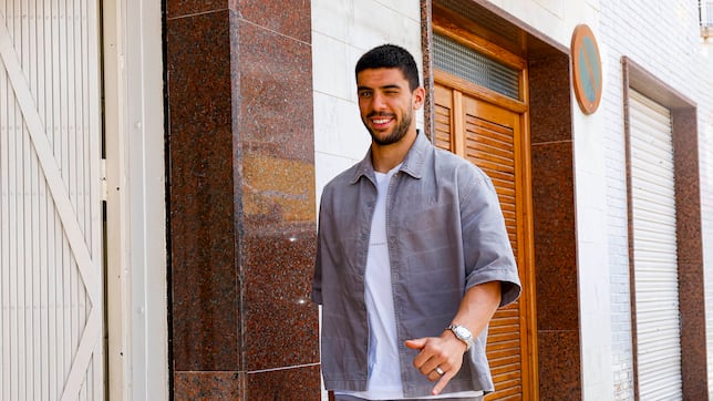 Cenk continúa al margen esperando una salida