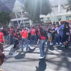 Violencia en el futbol mexicano: pelea de aficionados antes del Irapuato vs Chivas