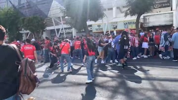 Violencia en el futbol mexicano: pelea de aficionados antes del Irapuato vs Chivas