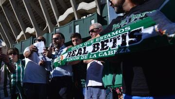 Aficionados del Betis, en la protesta.