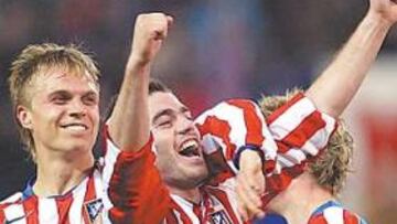 <b>EL PELIGRO DE LAS BANDAS. </b>Gronkjaer felicita a Antonio López tras el gol del zurdo ante el Sevilla.