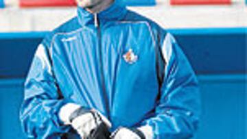 <b>IMBATIBLE. </b>Al Pato Abbondanzieri nunca le cae un saco de goles.