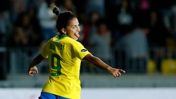 CHI680. BOGOTÁ (COLOMBIA), 05/07/2022.- Debinha de Brasil celebra al anotar un gol contra Argentina, el jueves 5 de abril de 2018, durante un partido de la Copa Copa América Femenina en Coquimbo (Chile). Con la ausencia por lesión de su estrella y capitana Marta, la atacante Debinha se perfila como una de las principales figuras de la selección femenina de fútbol de Brasil de cara a la Copa América que comienza este viernes en Colombia. EFE/Leonardo Rubilar Chandía
