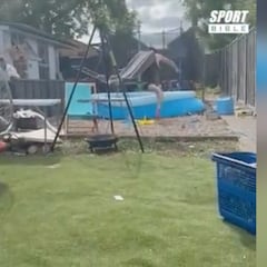 Una piscina, los vecinos con 'delay' en la tele y el troleo que se ha hecho viral en Inglaterra