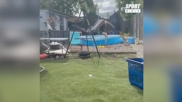 Una piscina, los vecinos con 'delay' en la tele y el troleo que se ha hecho viral en Inglaterra