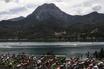 El pelotón viaja durante los 222,5 kilómetros de la 19ª etapa del Tour de Francia.