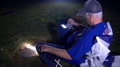 Recorre 965 km para oír la victoria de los Cubs junto a la tumba de su padre